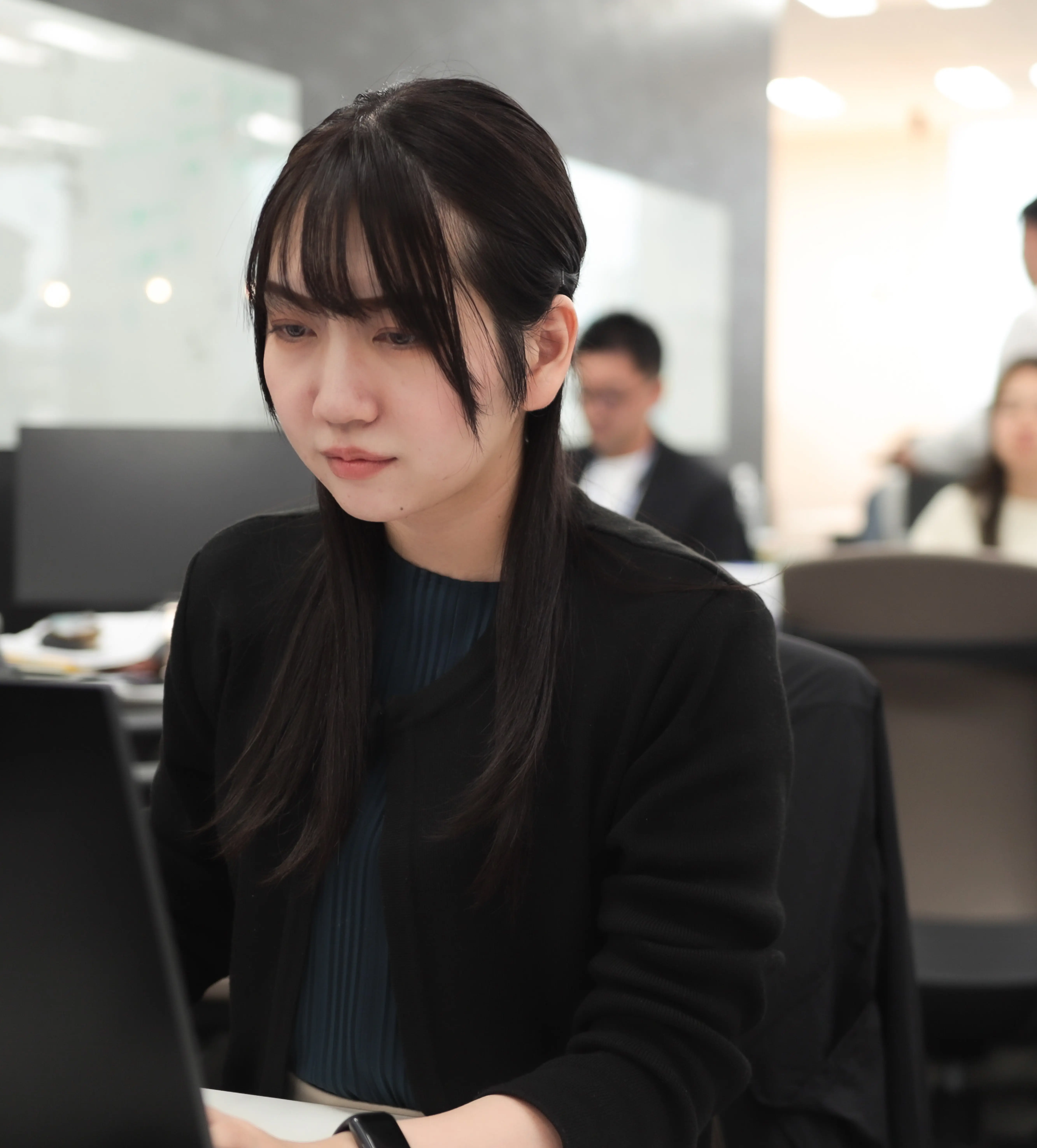オフィスでPCを操作している女性の画像