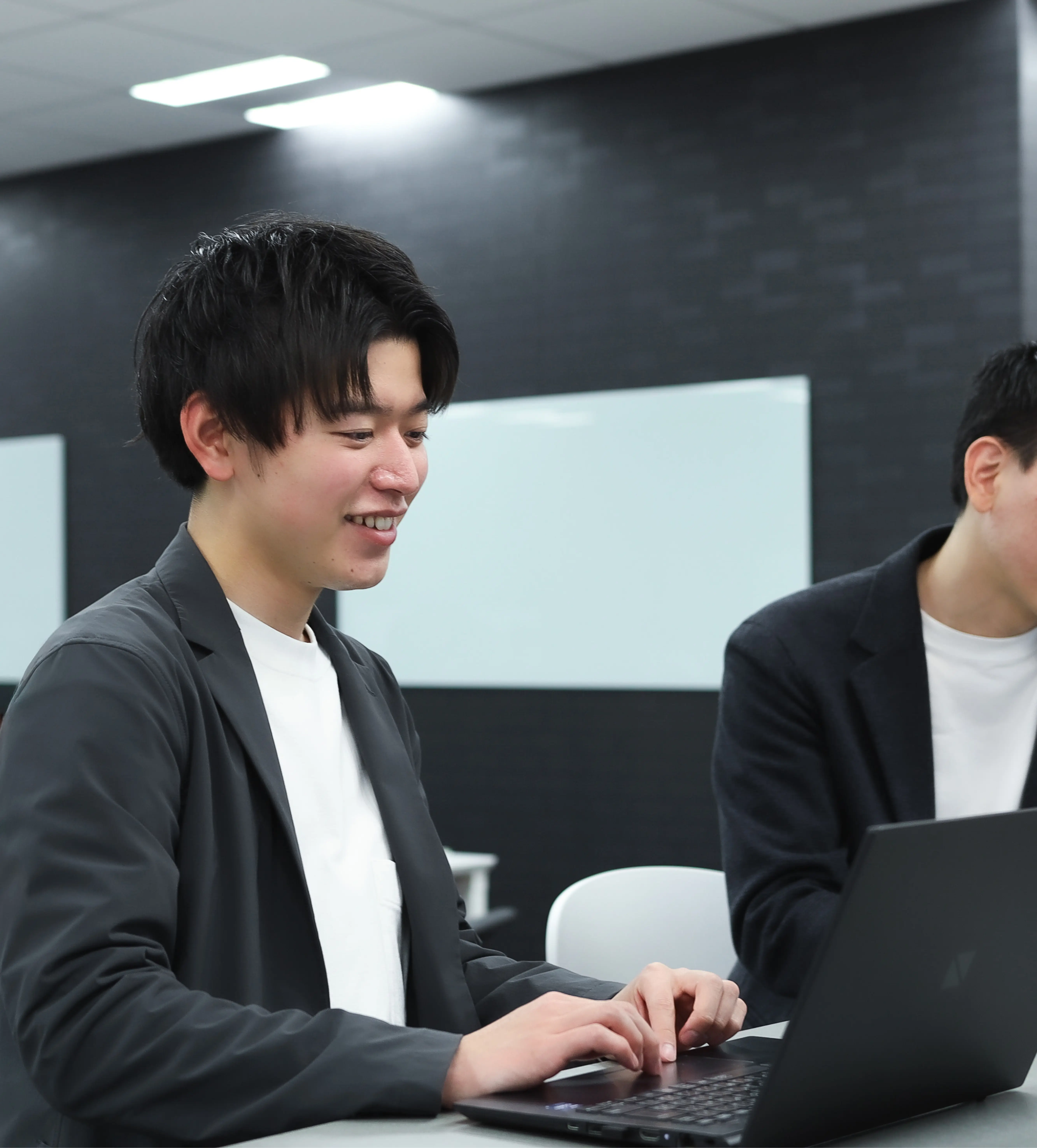 オフィスでPCを操作している男性の画像