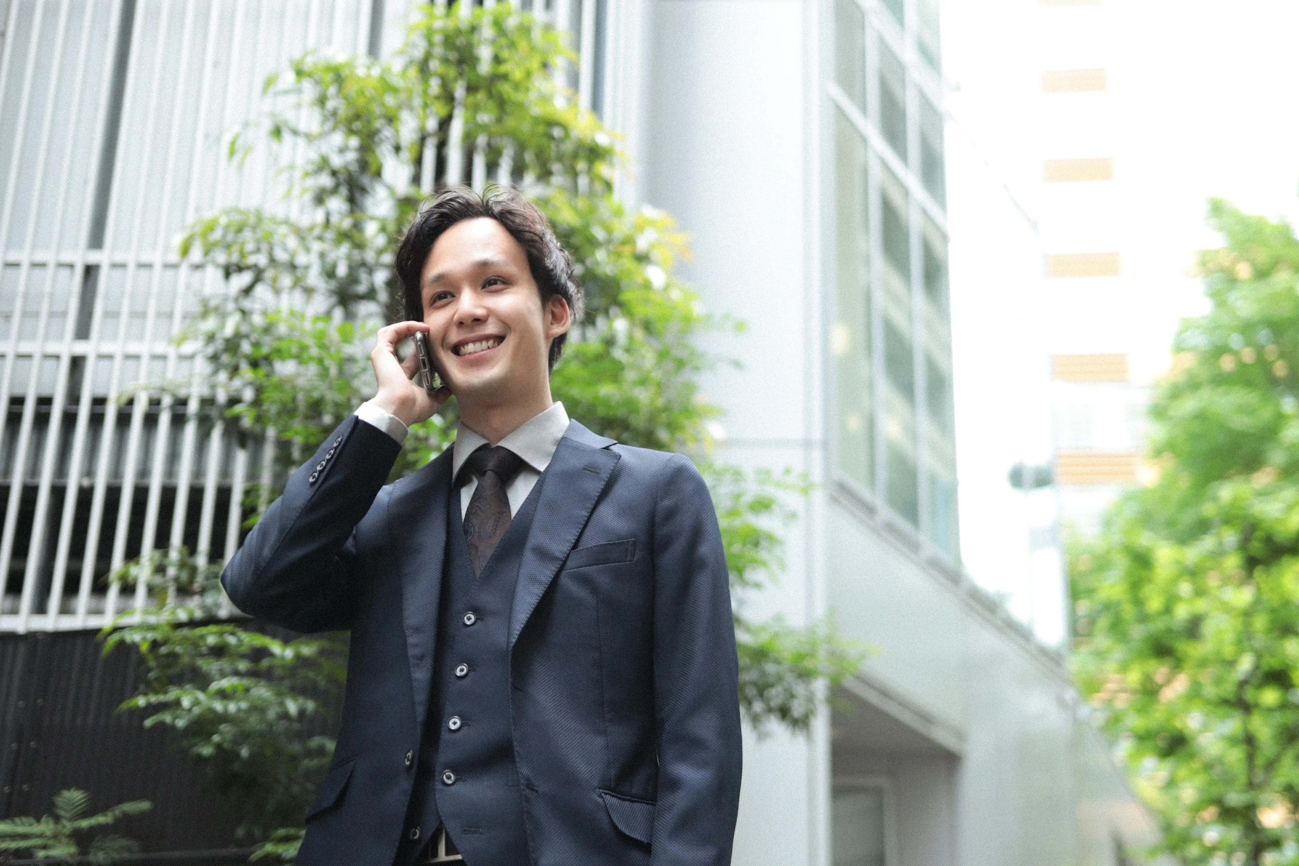 夜の会社を外から見た画像