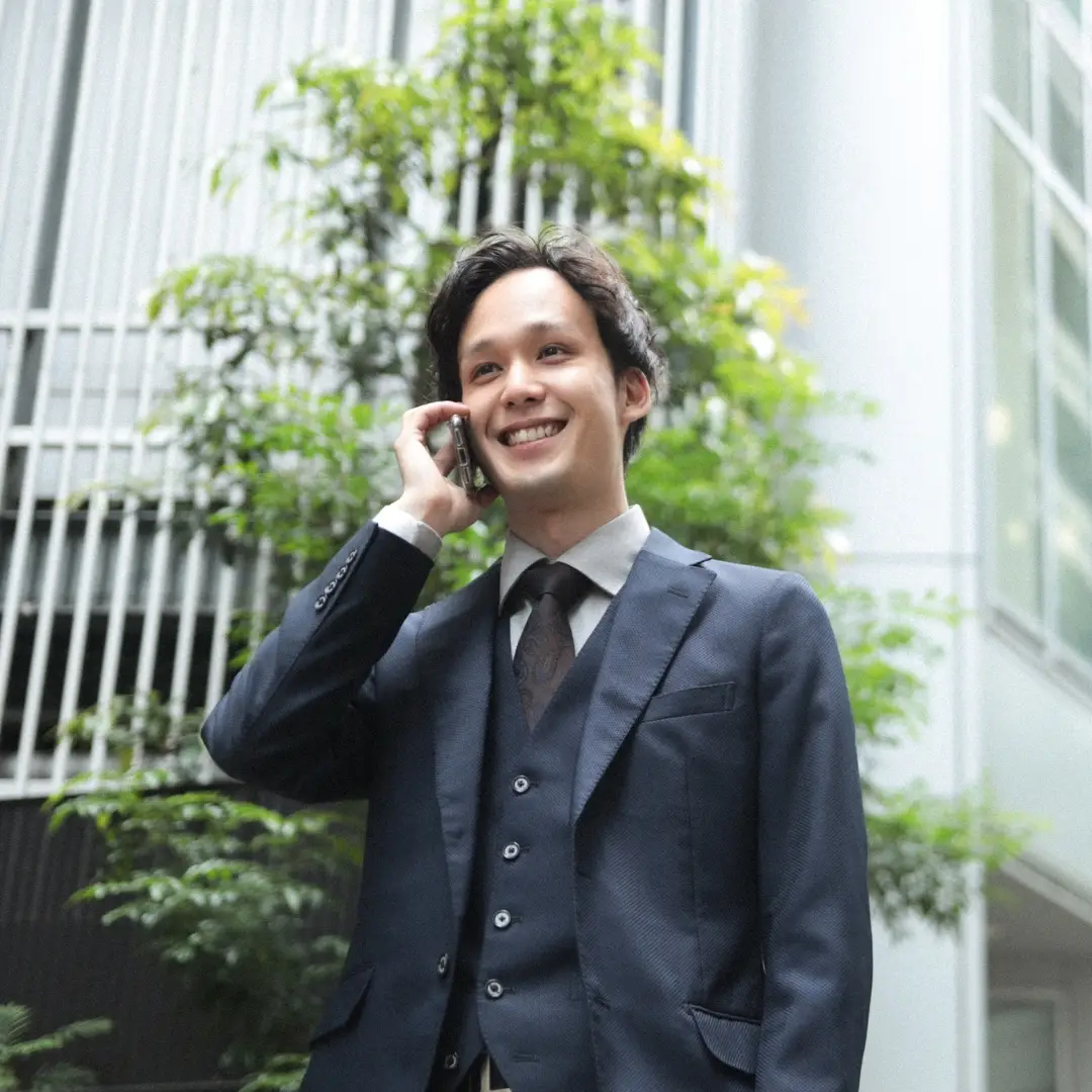 オフィスでPCを操作している男性の画像