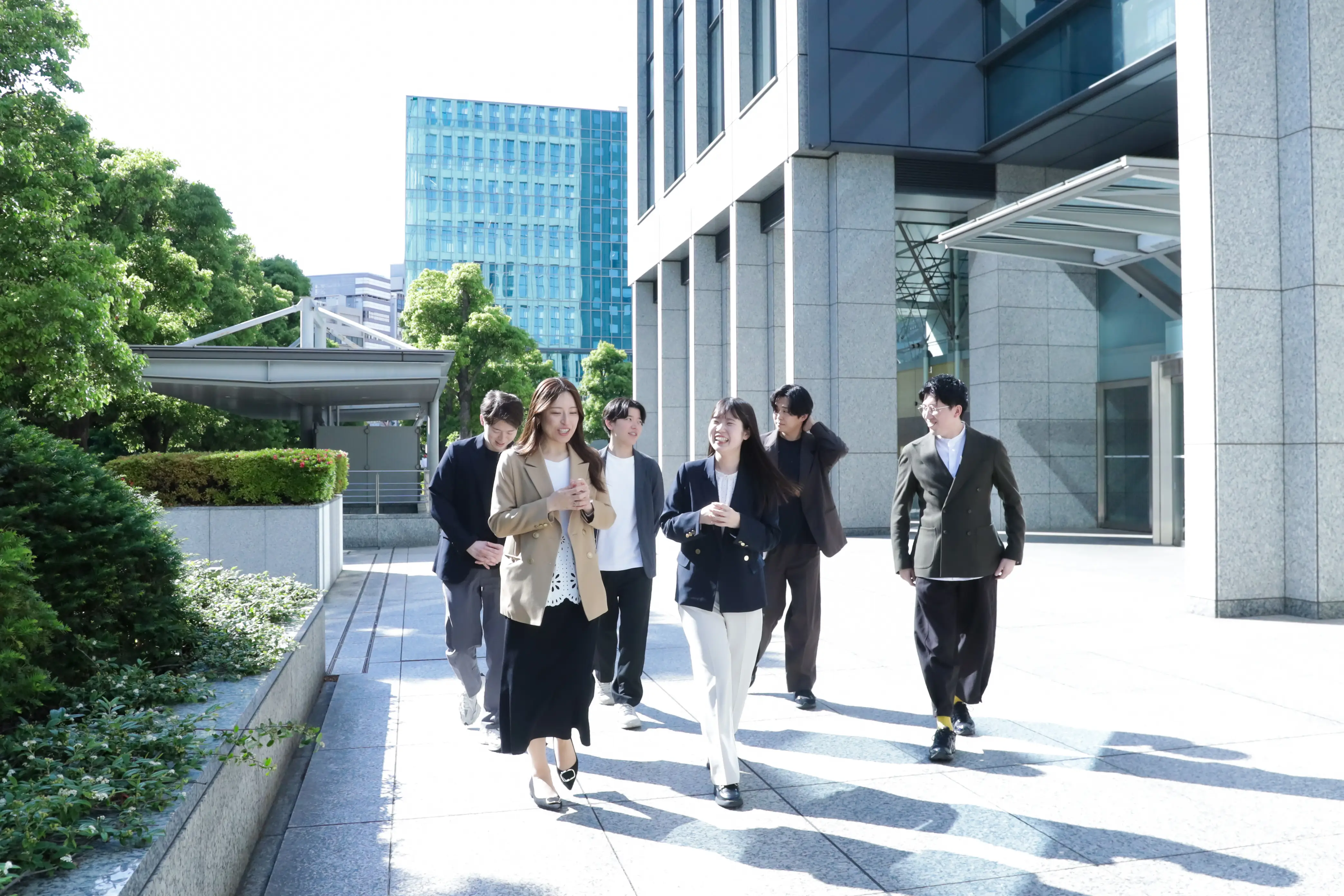 ４人の社会人が会社で１つのパソコンを見ている画像