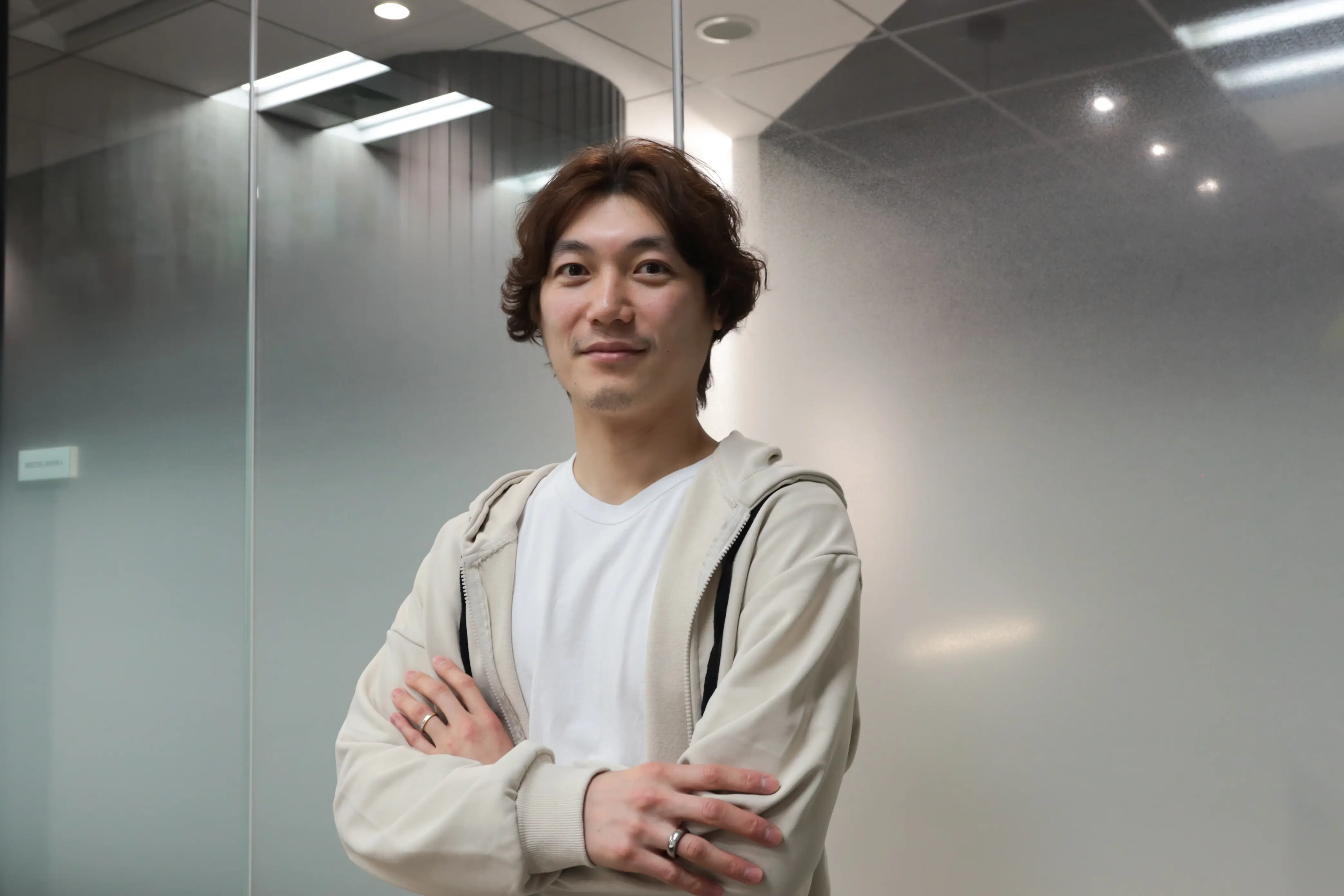 夜の会社を外から見た画像