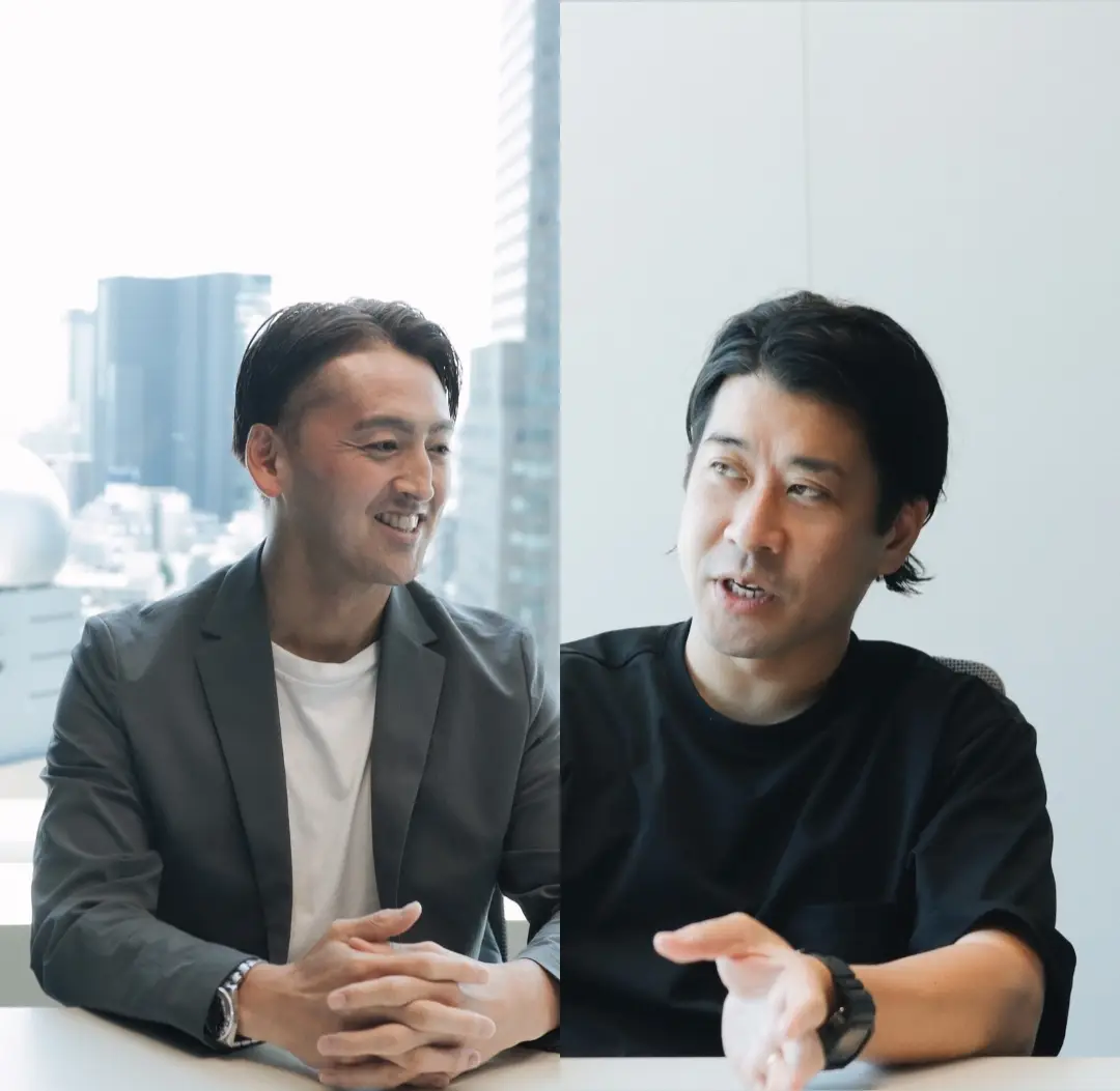 微笑んでいる髭を生やした男性の画像