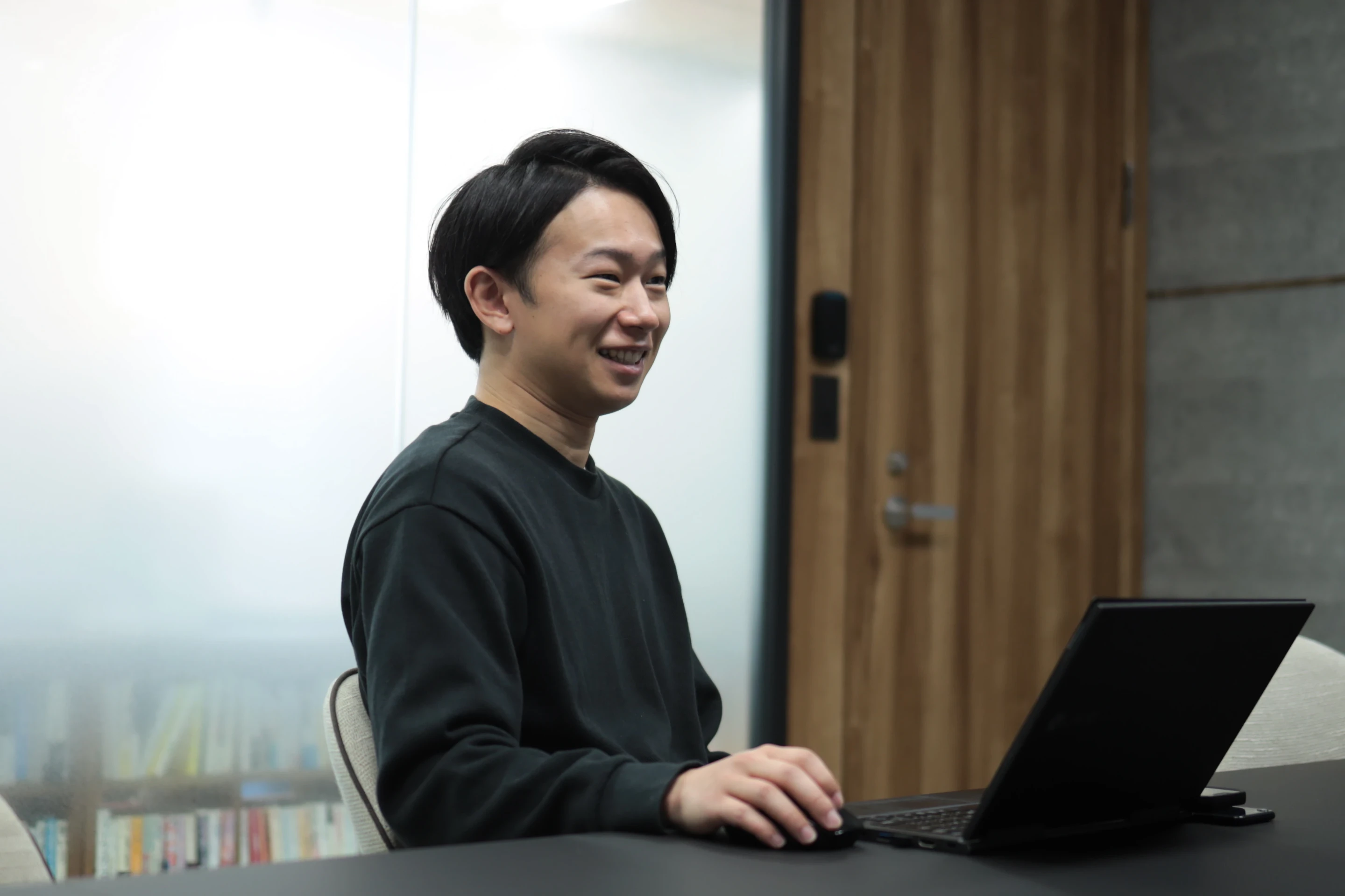 夜の会社を外から見た画像